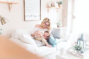 madre e hijo riendo